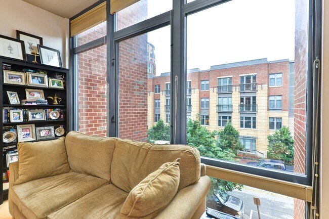Building Photo - Gorgeous Light Filled Spacious Studio Blocks to King St Metro