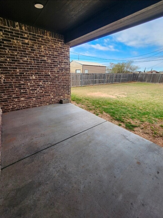 Building Photo - 3 bed 2 bath home