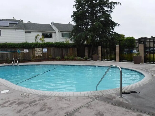 Building Photo - Walk to Capitola Esplanade and Beach!