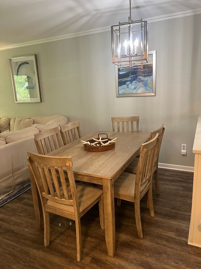 Building Photo - Walk to the Beach! Beautifully Remodeled/Furnished Fiddler's Cove