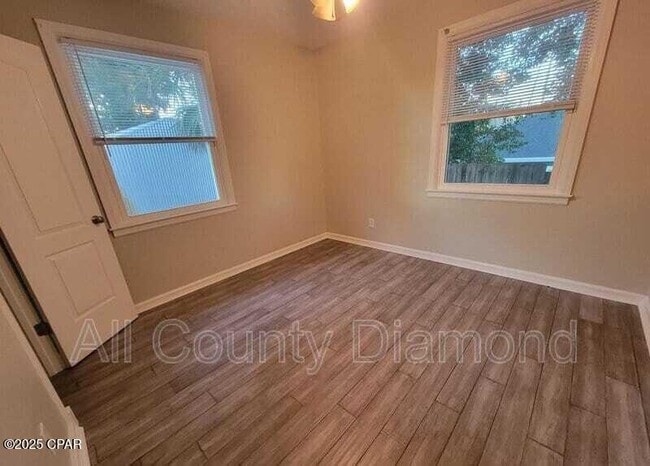 Building Photo - 215 Harris Ave