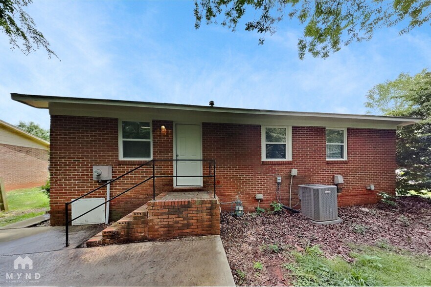 Building Photo - 2405 Longleaf Dr