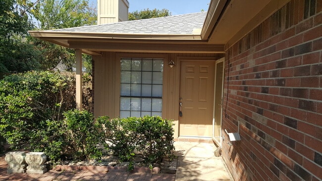 Building Photo - One Side of Duplex is Waiting for You- 2 Bed- 2 Bath- Lake Worth on Cul De Sac- 76135