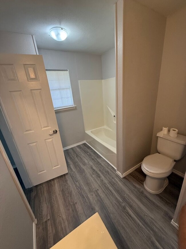 Building Photo - 3 Bedroom 1 Bath Home Available