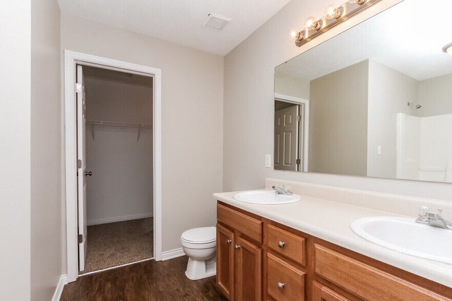 Building Photo - 8937 Hosta Way