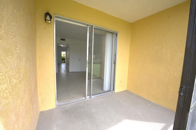 Building Photo - 1604 Meadows Cir W