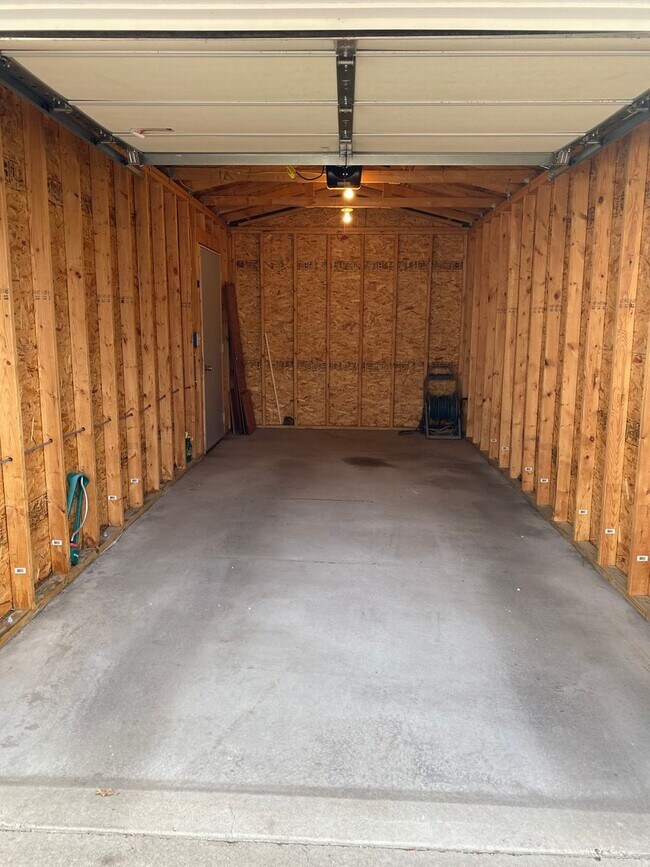 Building Photo - A must see!!! This spacious and newely upd...