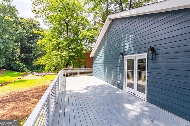 Building Photo - 2749 Memorial Dr SE