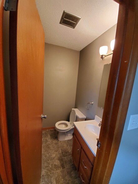 Building Photo - 9060 Oakwood Dr