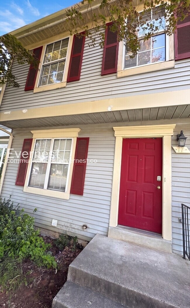 Building Photo - 3 Bed, 3.5 Bath Townhome with Modern Amenities / Available Now!