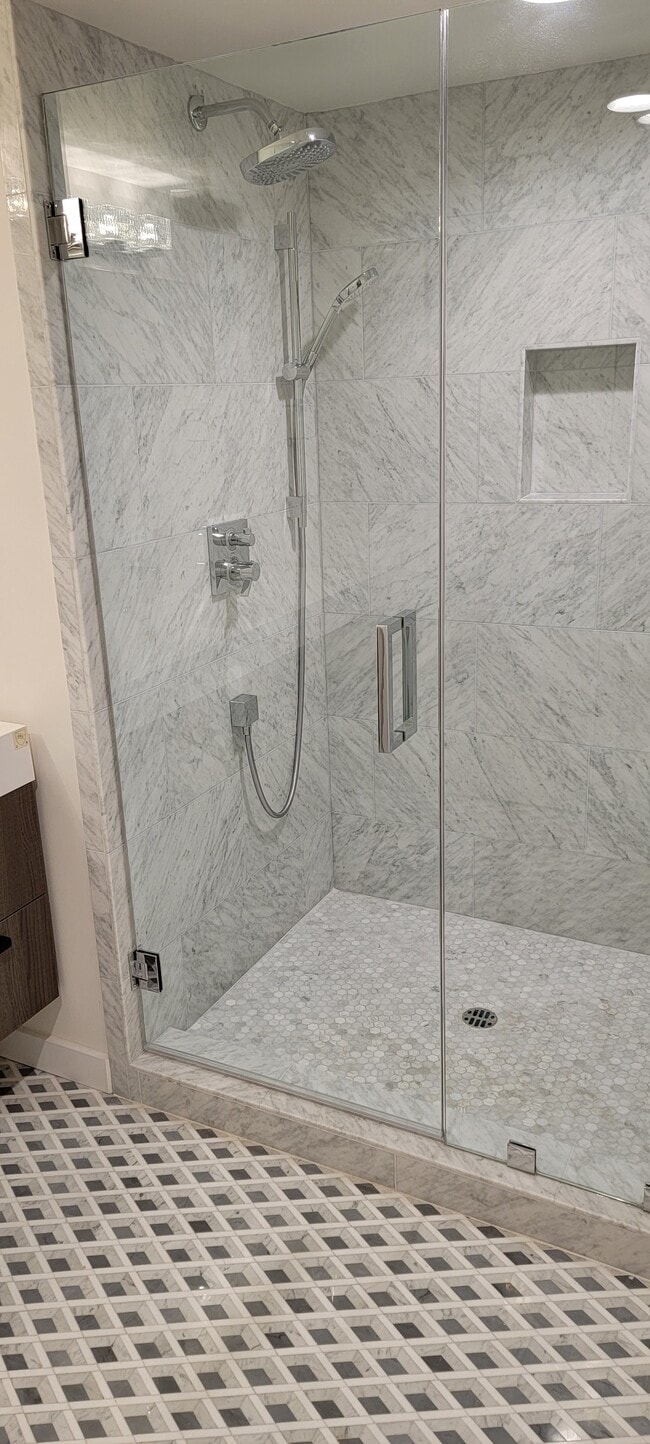 MASTER BATH - 723 Westmount Dr