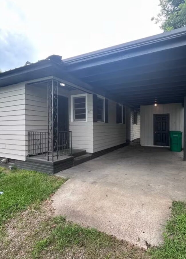 Building Photo - 217 17th St N