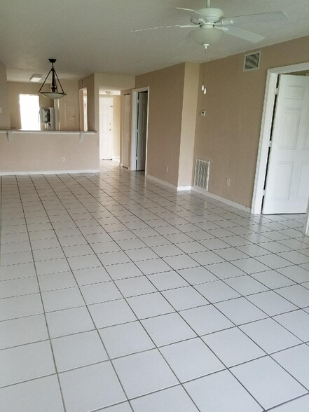 Living room - 514 Northeast 24th Place