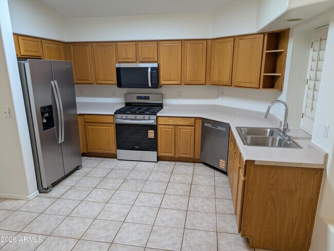 Building Photo - 8918 W Paradise Ln