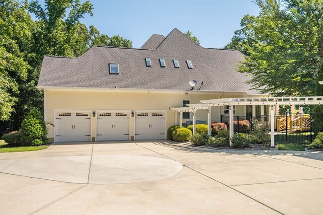 Building Photo - 246 Valley Meadow Dr