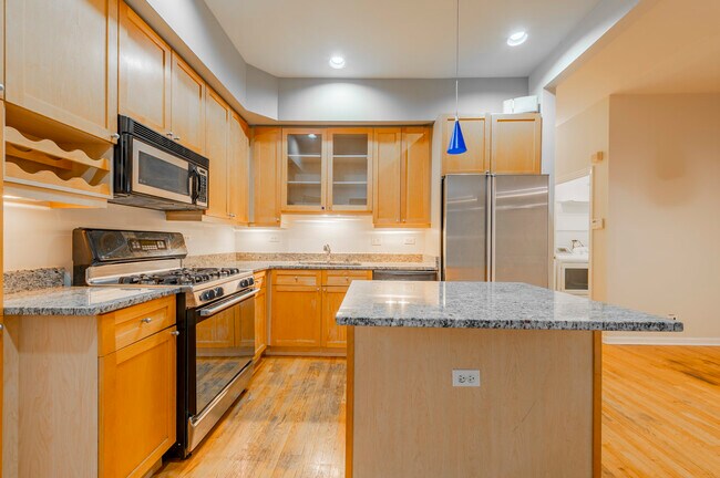 Building Photo - 1017 W Dakin St