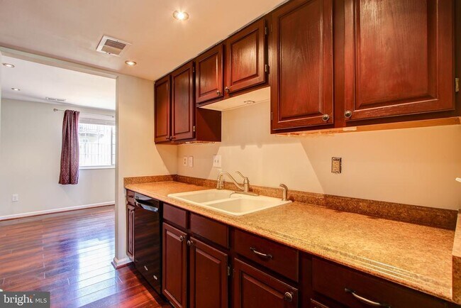 Building Photo - 6324 Lightburn Ct