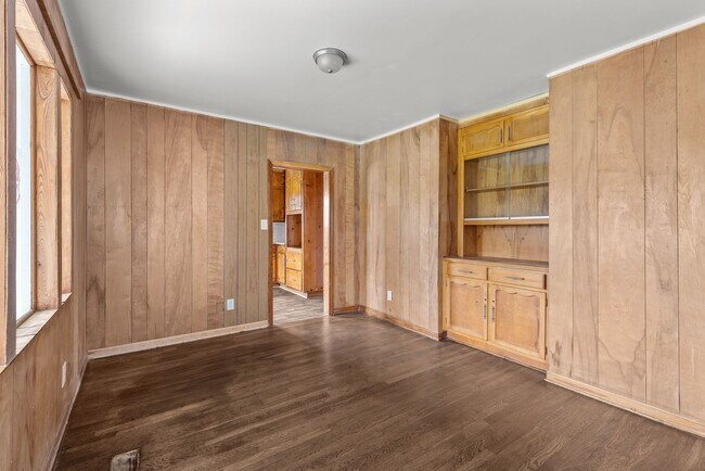 Building Photo - Charming & Newly Renovated 3 Bedroom 2 Bat...