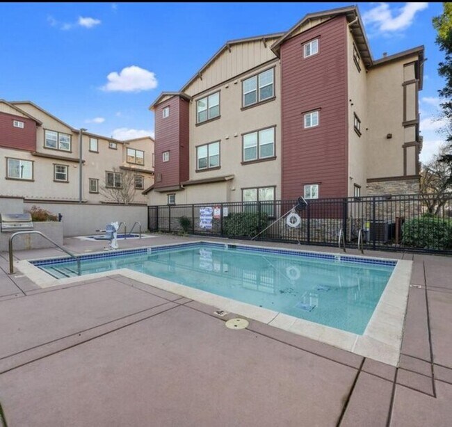 Building Photo - Beautiful 3 Bedroom Tri Level Townhome in ...