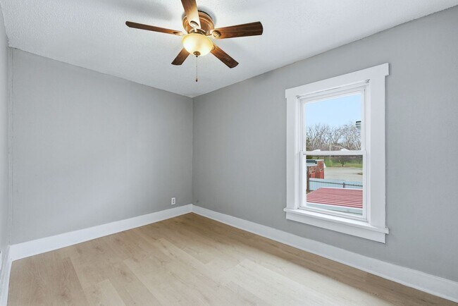 Building Photo - Three bedroom available for an immediate move in!