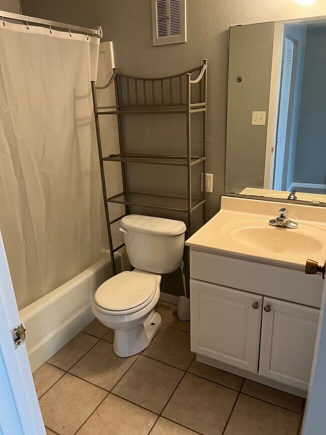 Building Photo - Well maintained 1 bedroom condo $750