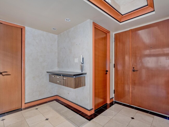 Building Photo - 175 E Delaware Pl