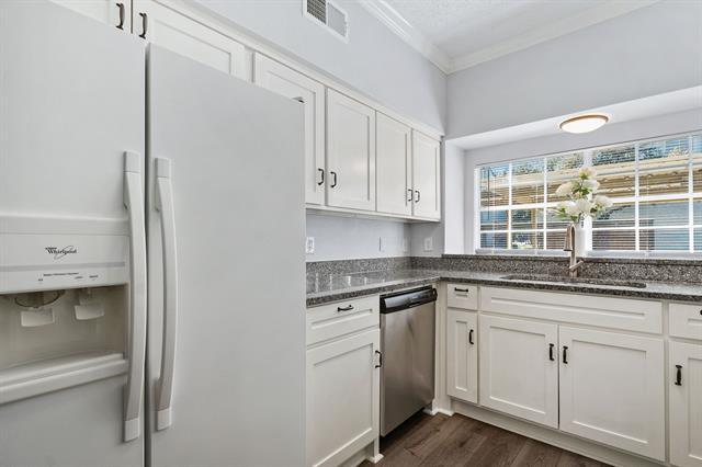 Building Photo - 3550 Country Square Dr