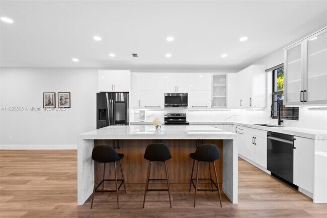 Building Photo - 8446 Lake Majesty Ln