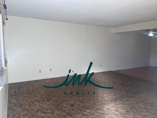 Building Photo - Lovely Gardnerville Townhome