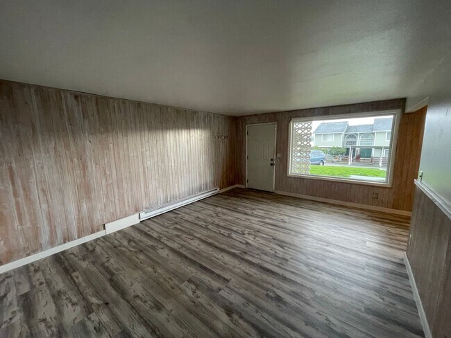 Building Photo - Moore (1321 SE 9th Ave &amp; 1320 SE 10th Ct.)