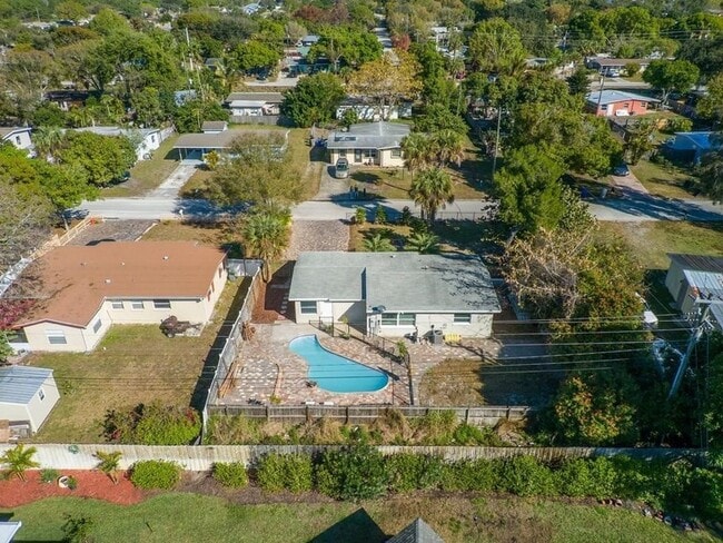 Building Photo - 703 5th Pl SW