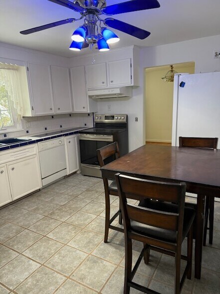 Eat in Kitchen - 74 Clearview Dr