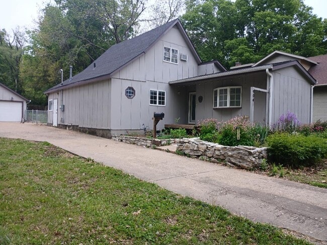 Building Photo - 904 Ratone St