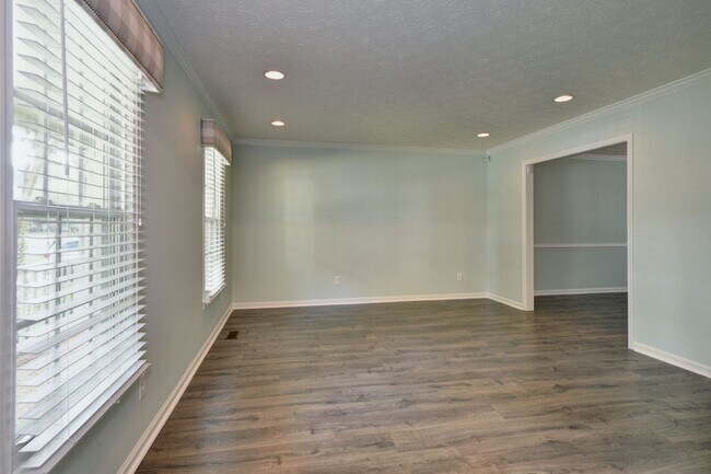 Building Photo - Renovated and Updated Woods of Tabb Home