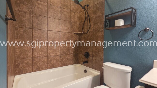 Building Photo - 525 Bamborough Dr