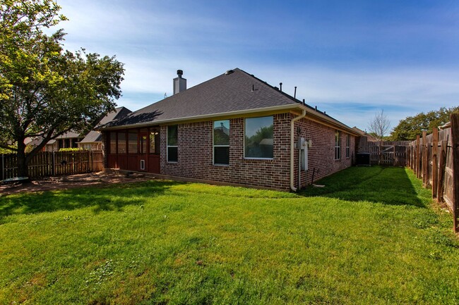 Building Photo - 3 Bedrom 2 bath with a 2 car garage