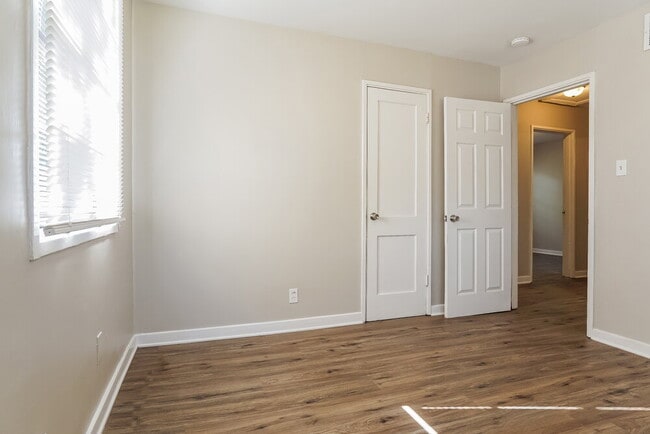 Building Photo - 700 Robison Dr