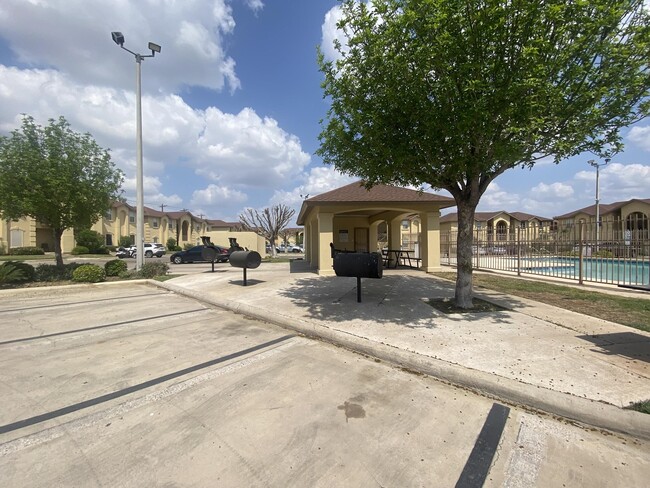 Building Photo - 9804 Cantera Ct