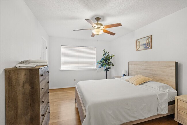 Building Photo - 117 E Park Dr