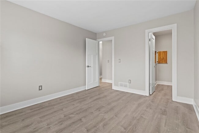 Building Photo - 34 Arrowhead Way S