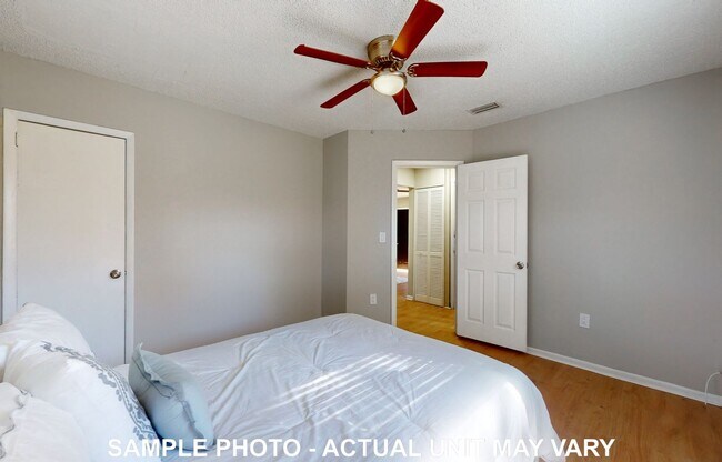 Building Photo - Updated 2 Bedroom Jacksonville Heights Apa...