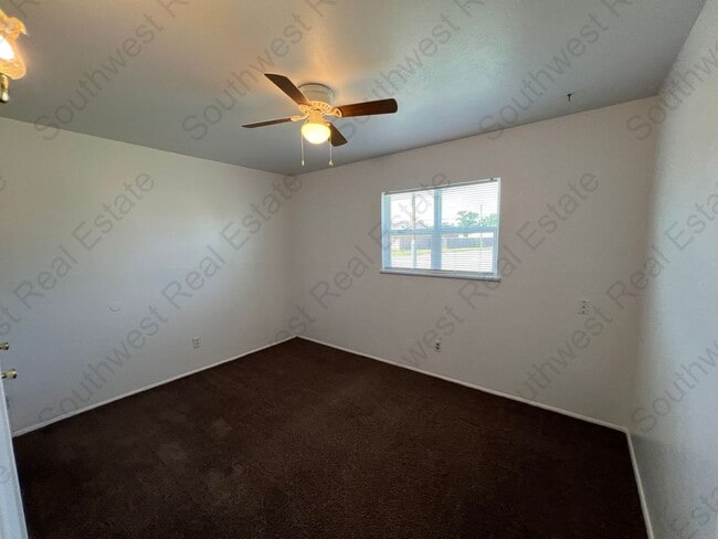 Building Photo - Spacious 3-bedroom 2 bath home- Freshly pa...