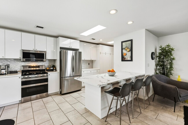 Building Photo - 1411 Via Isla