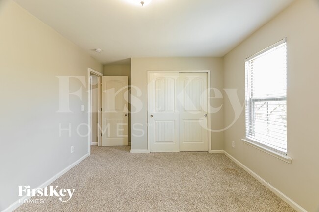 Building Photo - 465 W Park Dr