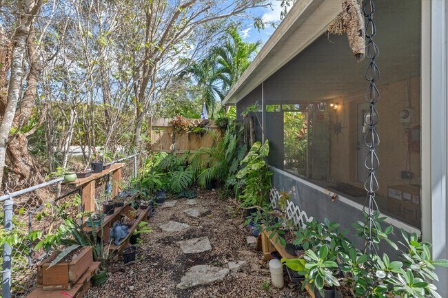 Building Photo - Charming 2-Bedroom Home for Rent in Big Pine Key