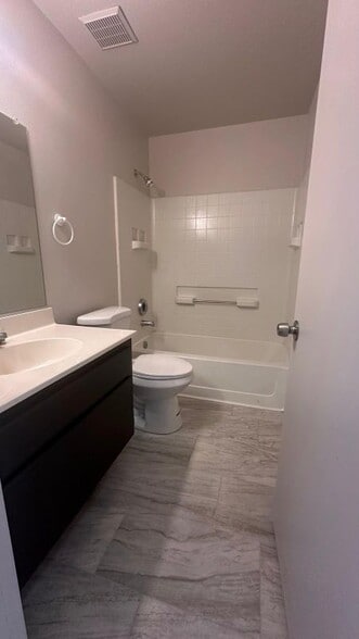 Building Photo - 27364 Family Cir