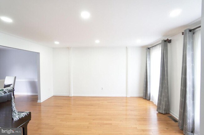 Building Photo - 113 N Stone Ridge Dr