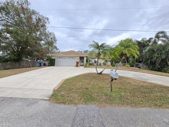 Building Photo - Remodeled 2 bed/ 2 bath/ 2 car garage ~ Annual Rental in Sarasota ~