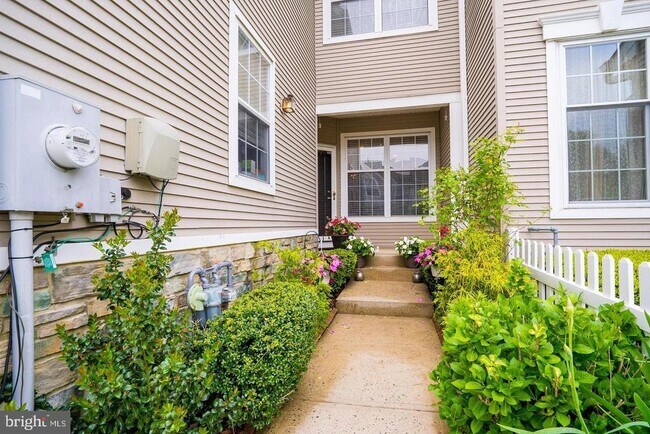 Building Photo - 704 Dahlia Cir