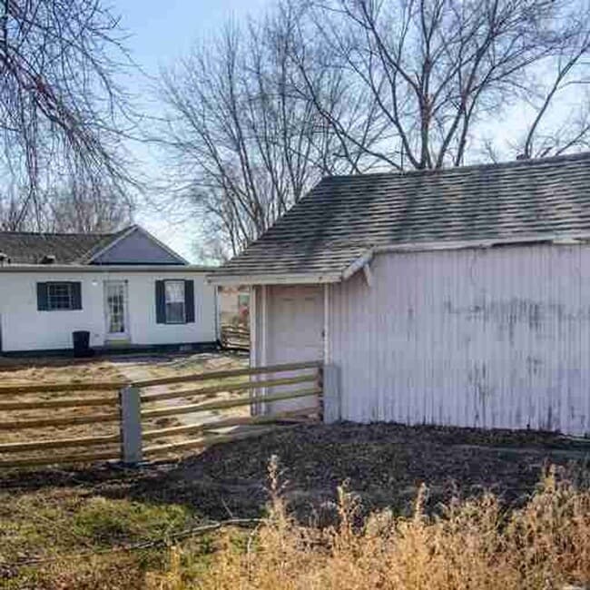 Building Photo - Cozy 2 Bedroom Home